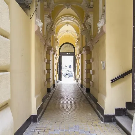 Authentic Grand Boulevard Apartment Budapest