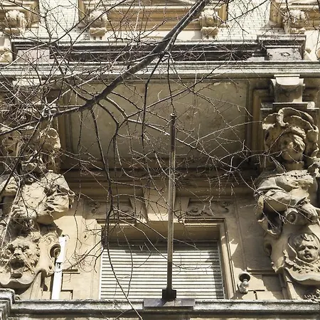 Authentic Grand Boulevard Apartment *